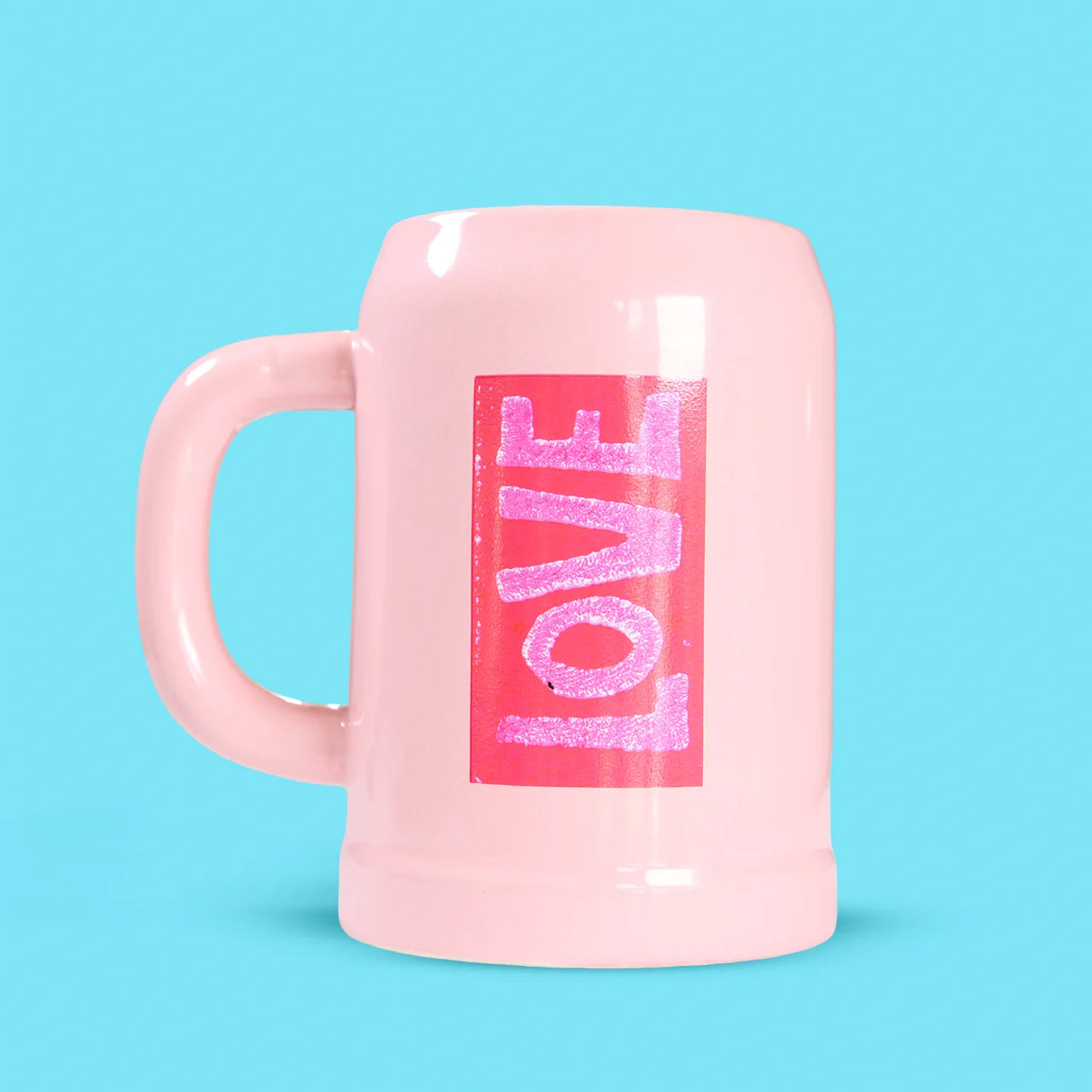 Bierkrug in Rosa mit Aufschrift LOVE und MAGIC
