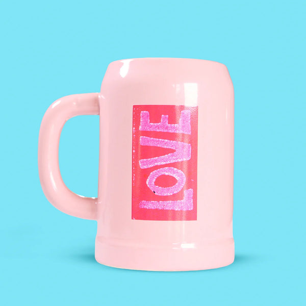 Bierkrug in Rosa mit Aufschrift LOVE und MAGIC
