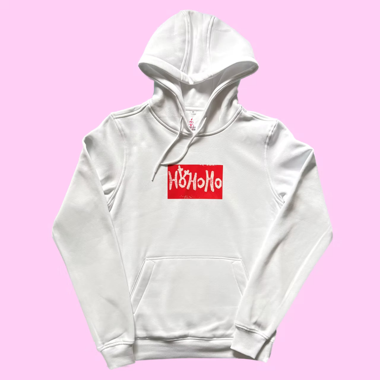 Weißer Hoodie mit rotem HoHoHo-Print vor rosa Hintergrund
