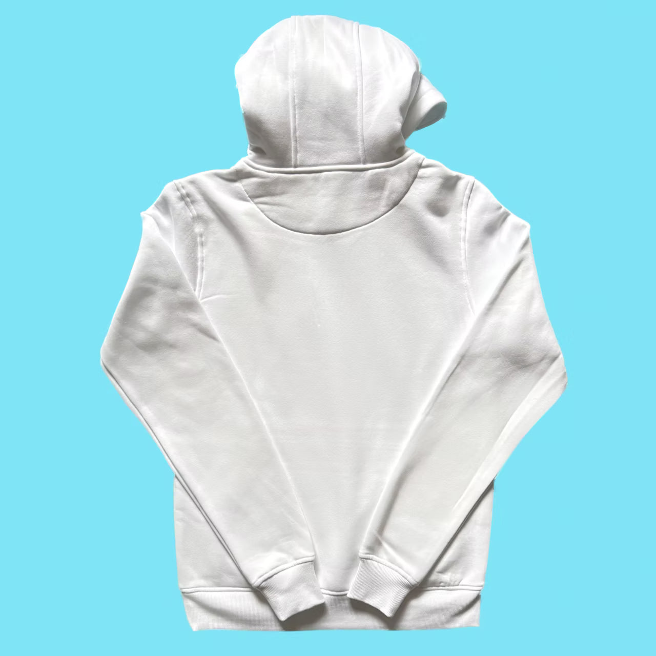 Rückseite eines weißen Hoodies vor türkisem Hintergrund