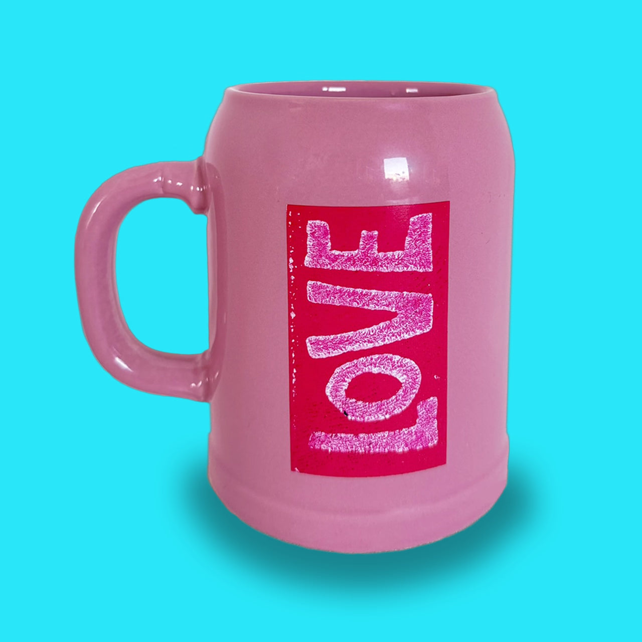 Bierkrug in Rosa mit Aufschrift LOVE auf Rückseite