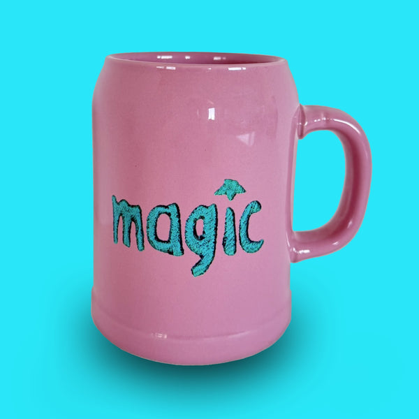 Bierkrug in Rosa mit Aufschrift magic auf Vorderseite