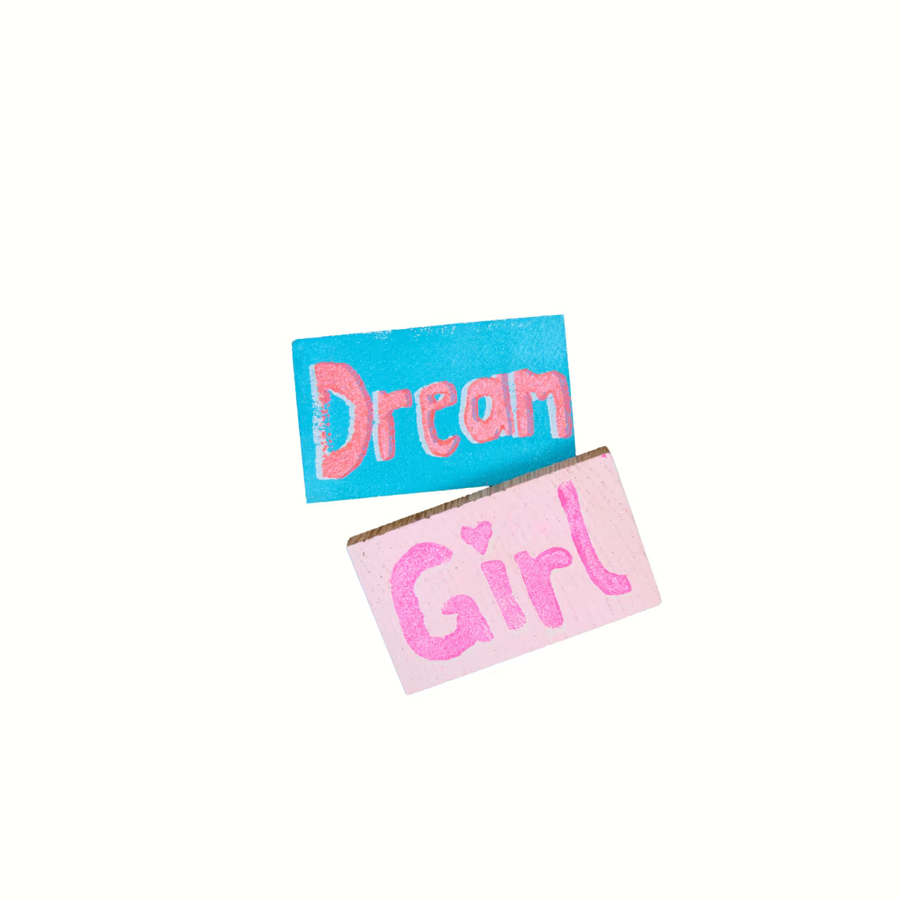 Zwei Holztäfelchen vor weißem Hintergrund; eines blau mit rotem Print "Dream", eines rosa mit pinkem Print "Girl"