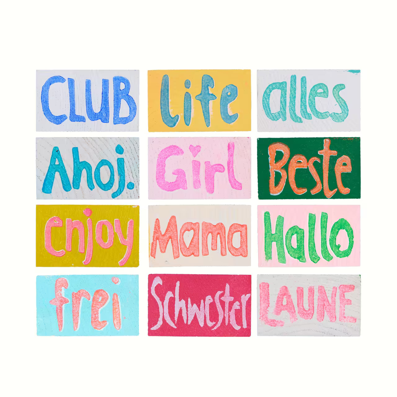 Übersicht über 12 Holztäfelchen in bunten Farben mit den Prints Club, life, alles, Ahoj., Girl, Beste, enjoy, Mama, Hallo, frei, Schwester, Laune 