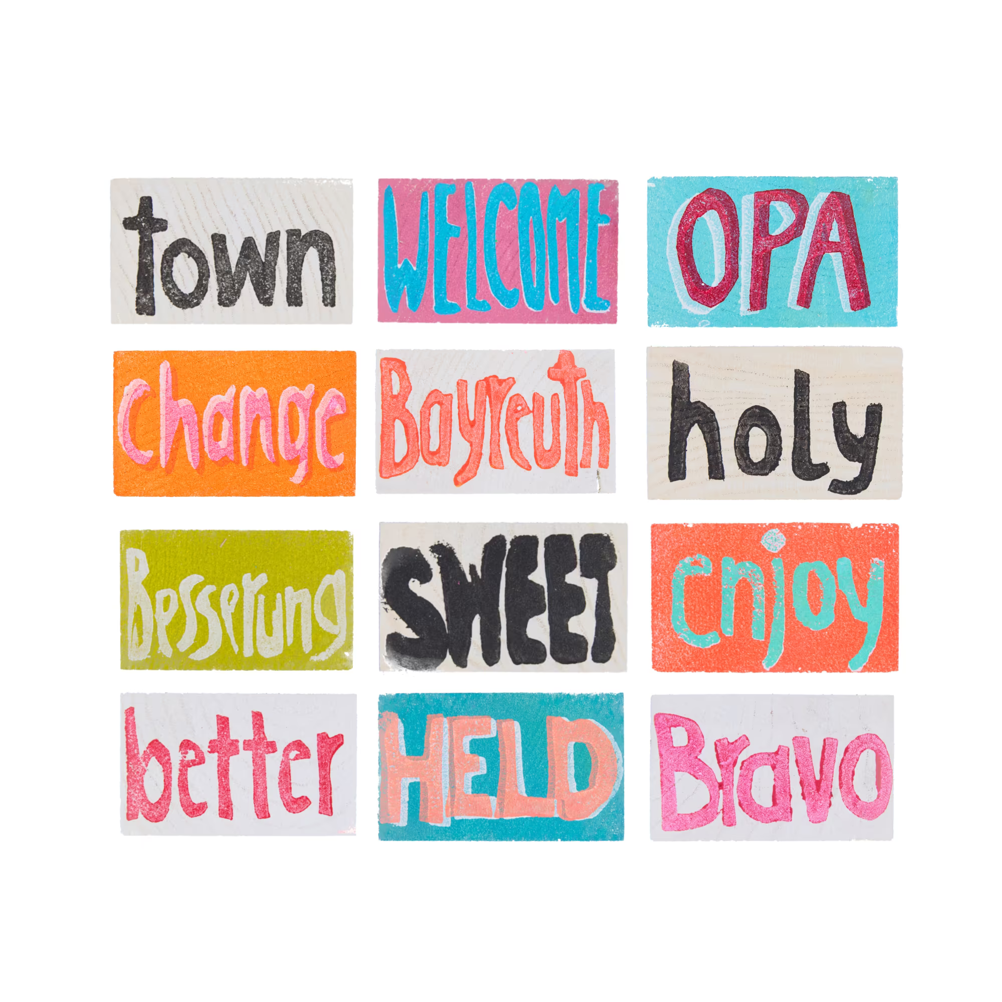 Übersicht über 12 Holztäfelchen in bunten Farben mit den Prints town, WELCOME, OPA, change, Bayreuth, holy, Besserung, SWEET, enjoy, better, HELD, Bravo