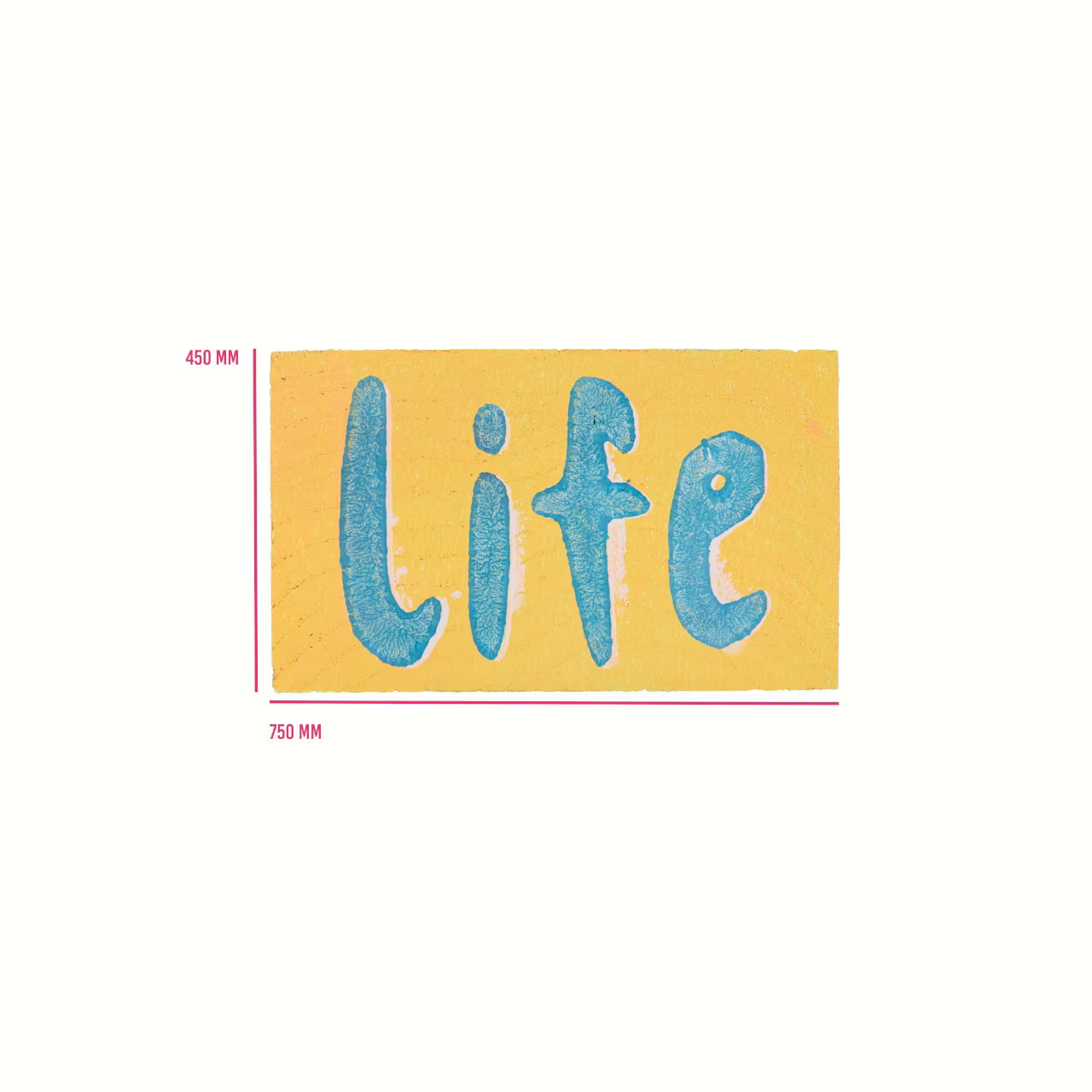 gelbes Holztäfelchen mit petrolblauem Print "life" darauf. Daneben sind die Maße 450mm zu 750mm angegeben